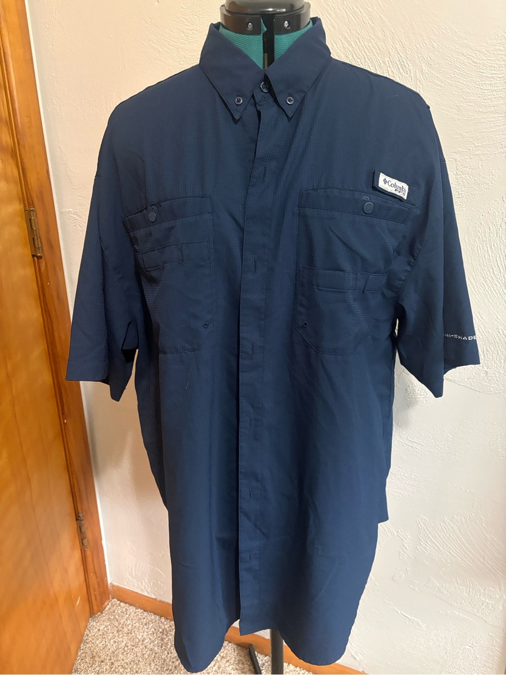 Columbia Men's Short Sleeve Button-Down Shirt in Navy Blue